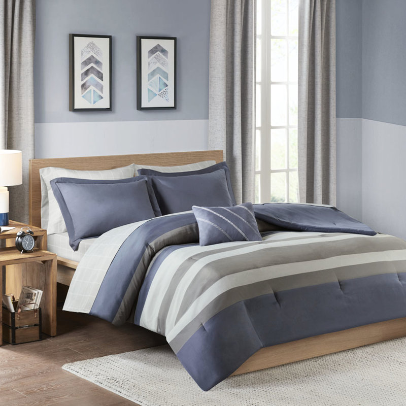 Édredon de chambre à coucher décontracté à rayures avec des draps aux teintes bleues et grises