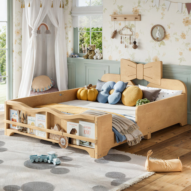 Lit plateforme pour enfant pleine grandeur avec tête de lit Bowknot, garde-corps, bibliothèque intégrée, lit bas Montessori, finition en bois naturel. Naturel