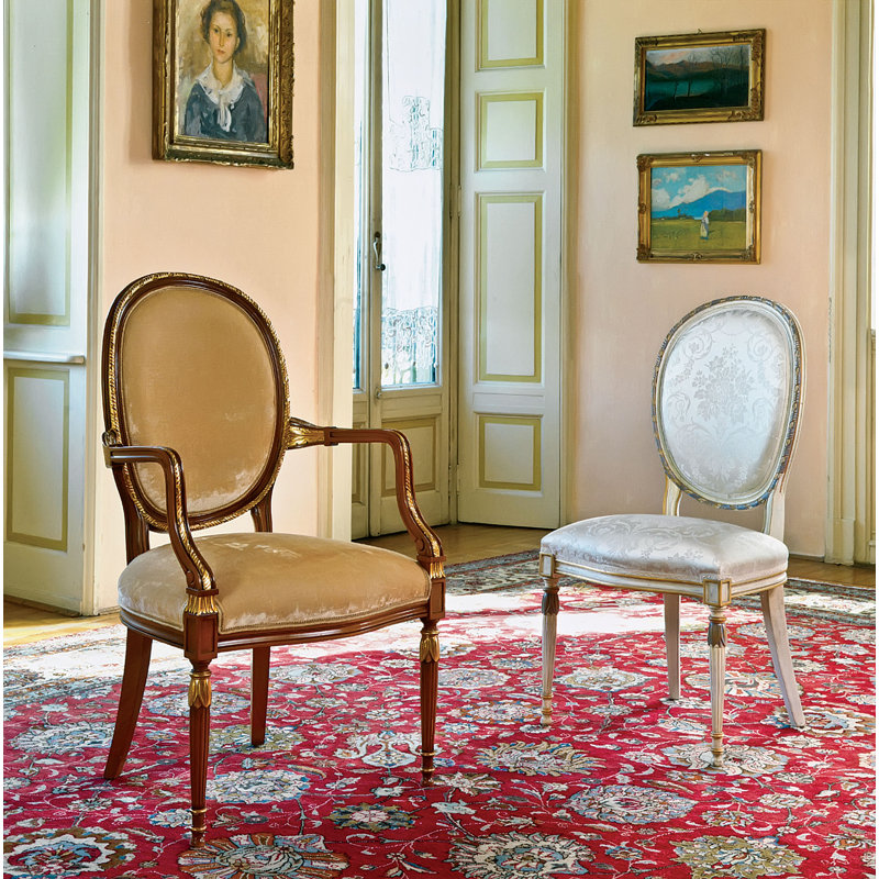 Chaise avec accoudoirs rembourrée en brun