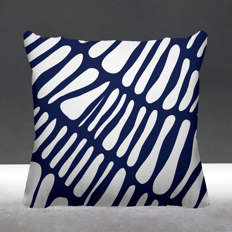 Coussin décoratif intérieur / extérieur Chase Tribal Abstract, L 19 po x H 19 po, Bleu marine