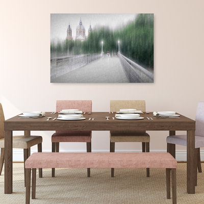 Pont flou sous la pluie, paysage urbain serein et onirique de style impressionniste, affiche murale