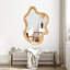 Miroir mural unique de forme irrégulière avec cadre en bois naturel, parfait pour ajouter une touche artistique et des reflets clairs à n'importe quelle pièce