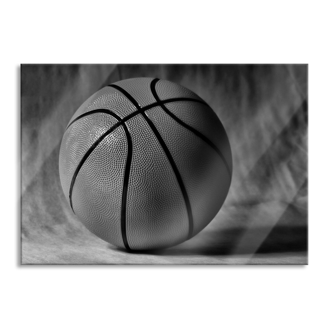 Ungerahmtes Foto auf Glas "Basketball mit Schwarzem Hintergrund"