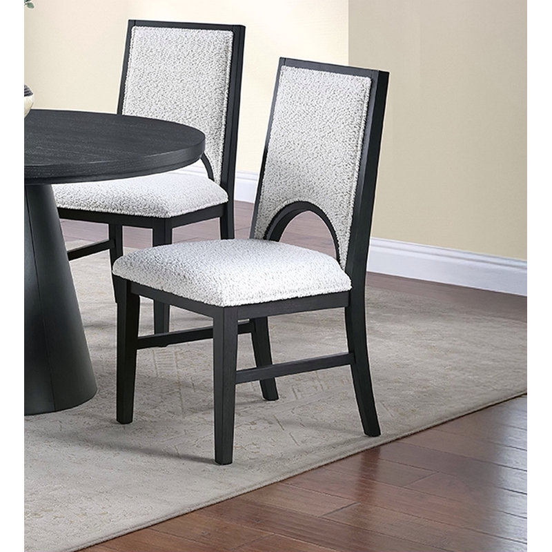 Chaise à découpes arquée en tissu blanc