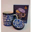 Tasse de poterie bleue avec couvercle / dessous de verre Red Barrel Studio®. Grande tasse à thé / café en céramique fabriquée à la main. 12 cm x 9 cm Idée de cadeau unique. Marque de décoration intérieure: Red Barrel Studio®