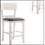 Ensemble de 2 chaises de salle à manger à hauteur de comptoir Contemporary, structure en bois massif blanc avec sièges en tissu rembourré gris pour plus de confort et de style