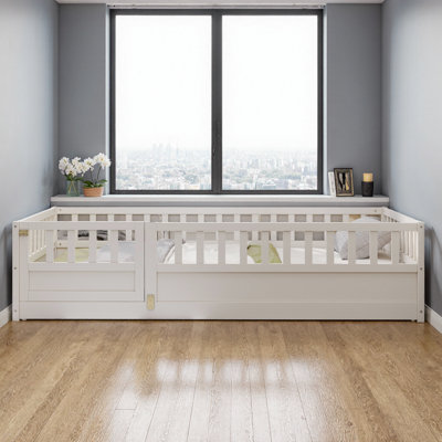 Lit simple Montessori avec barrière et porte très haute sécurité - construction intégrée brevetée, structure en bois de pin avec lattes de support - garde-corps de 21,5 po, entrée / sortie sécuritaire - lit de plancher pour enfants pour la chambre à coucher, salle de jeux - aucun sommier nécessaire
