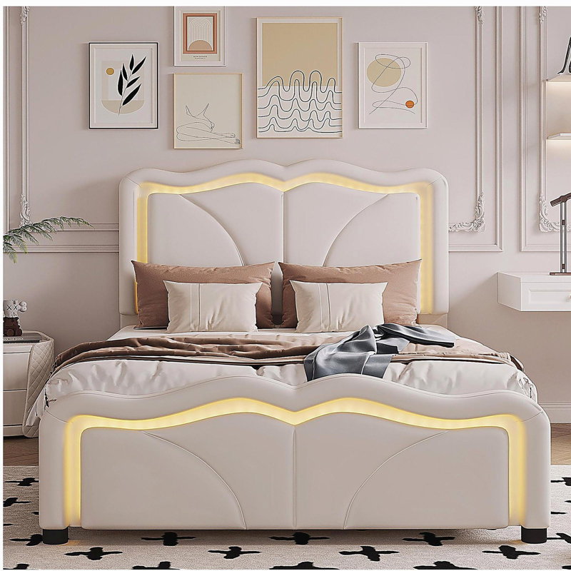 Un lit plateforme rembourré avec des formes incurvées et une tête de lit à hauteur réglable, une bande lumineuse à DEL