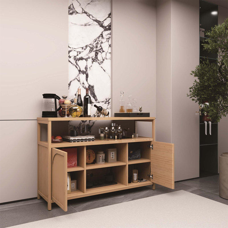Buffet élégant en bambou avec beaucoup de rangement, parfait pour l'organisation de la salle de bain et l'esthétique naturelle
