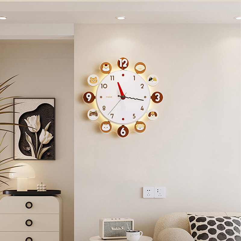 Horloge murale brune et blanche