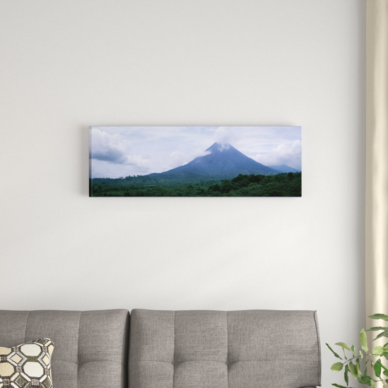 « clouds over a mountain peak, arenal volcano, costa rica », reproduction de photo sur toile, H 12 po x l 36 po x P 1,5 po