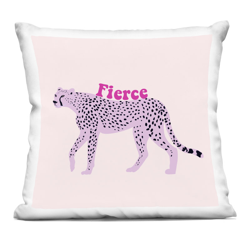 Coussin décoratif imprimé féroce guépard sur fond rose par Ashley Singleton