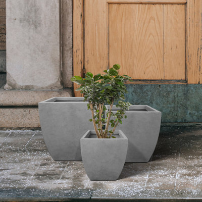 Pot à fleurs en béton