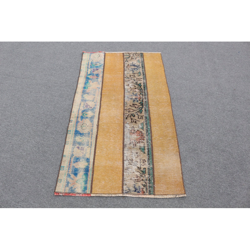 Le tapis turc à patchwork en laine jaune crée un élément visuellement intrigant dans votre décor