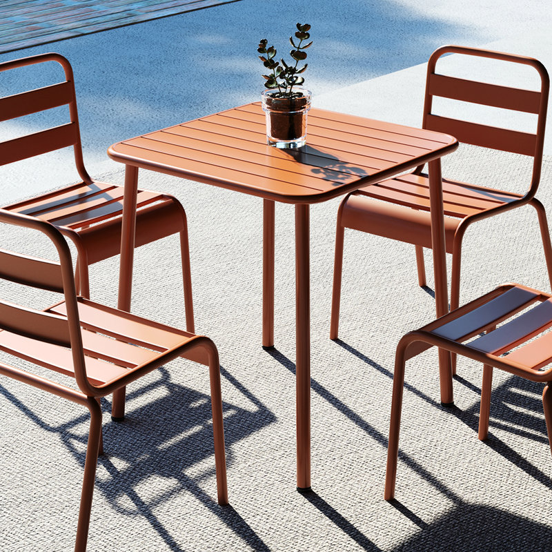 Table carrée d'extérieur rouge de Sera pour quotidien d'intérieur et de café, imperméable, de forme classique, plus flexible, salle à manger de 27,98 po de largeur pour loisirs, peinture renforcée, facile à nettoyer, taille X