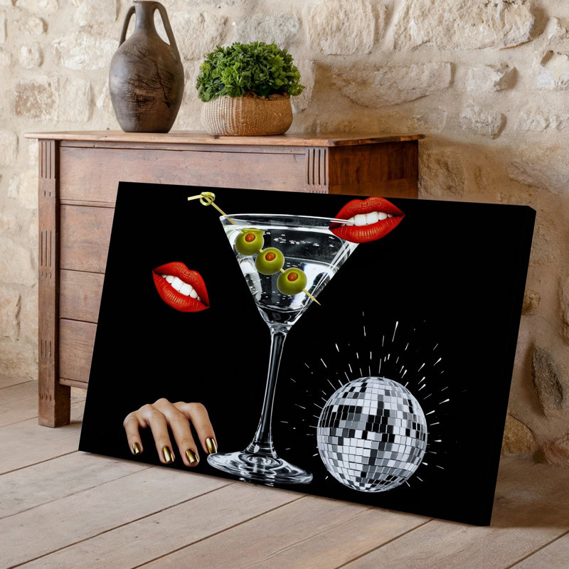 Toile, une scène de cocktail glamour avec un grand art mural en verre à martini rempli d'une boisson transparente ornée de trois toiles vertes