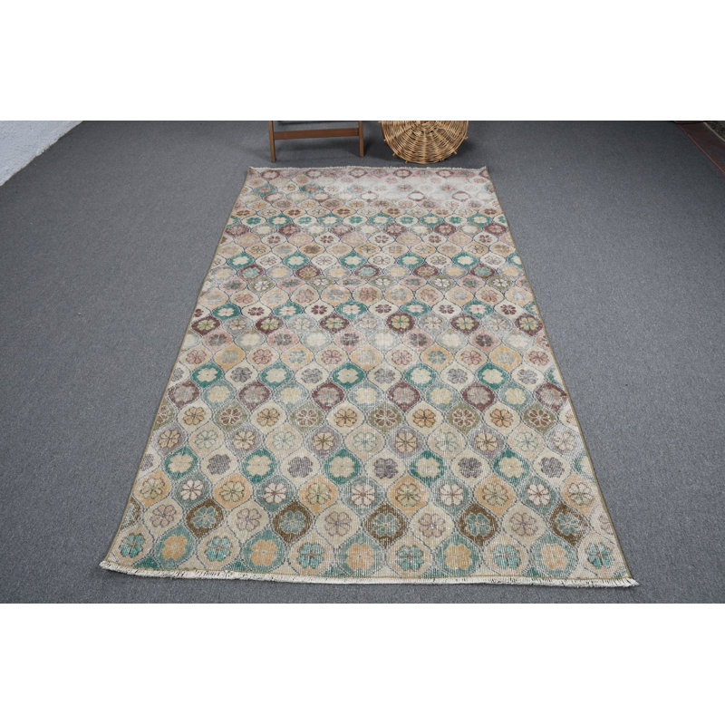 Tapis tribal en laine beige d'inspiration Anatolienne, idéal pour les espaces de cuisine et de salle à manger d'influence turque rétro