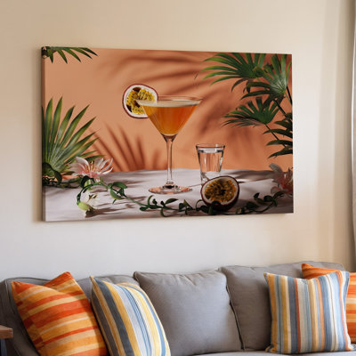 Toile, une scène de cocktail vibrante mettant en vedette un art mural en verre Martini magnifiquement fabriqué, rempli d'une toile ambrée orange ambrée