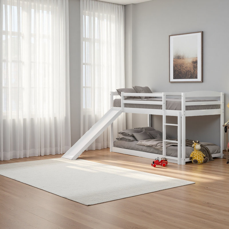 Lit superposé simple au-dessus d'un lit simple avec glissière convertible et échelle