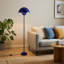 Lampe sur pied industrielle de style industriel avec abat-jour bleu et interrupteur au pied-23387962