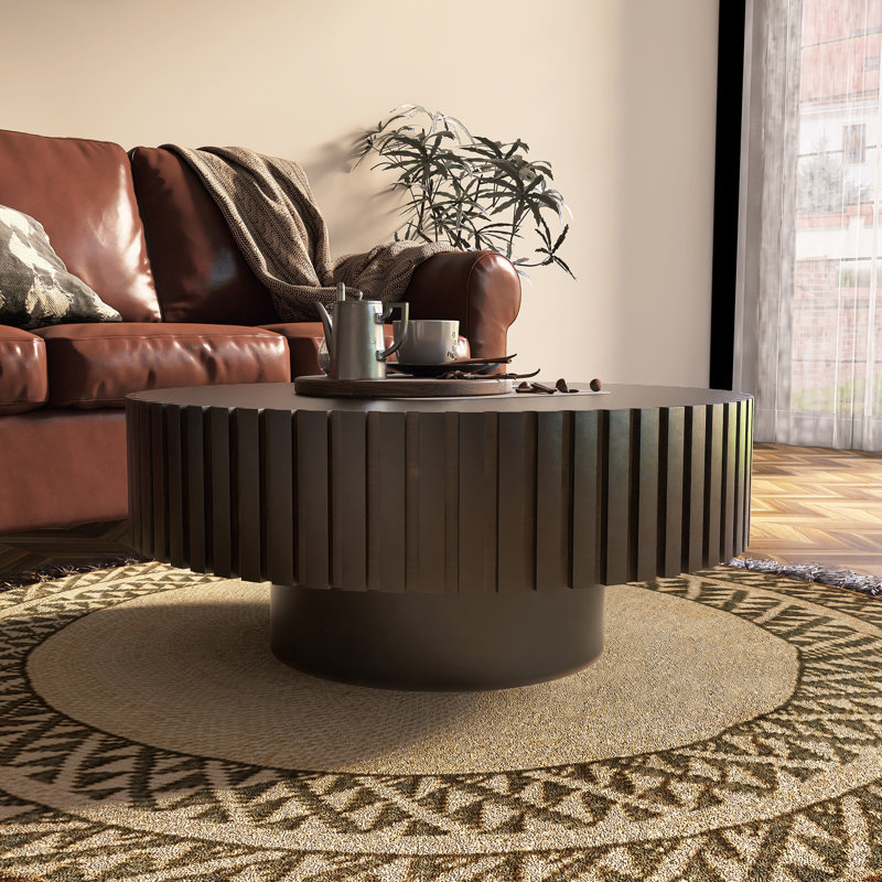 Table basse ronde fabriquée à la main avec relief et pédale, Noyer