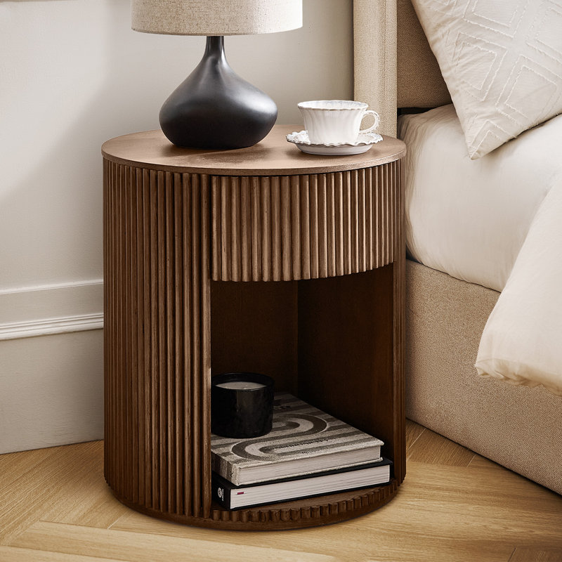 Table de bout ronde cannelée moderne de 20 po avec rangement Kaybri, Noyer