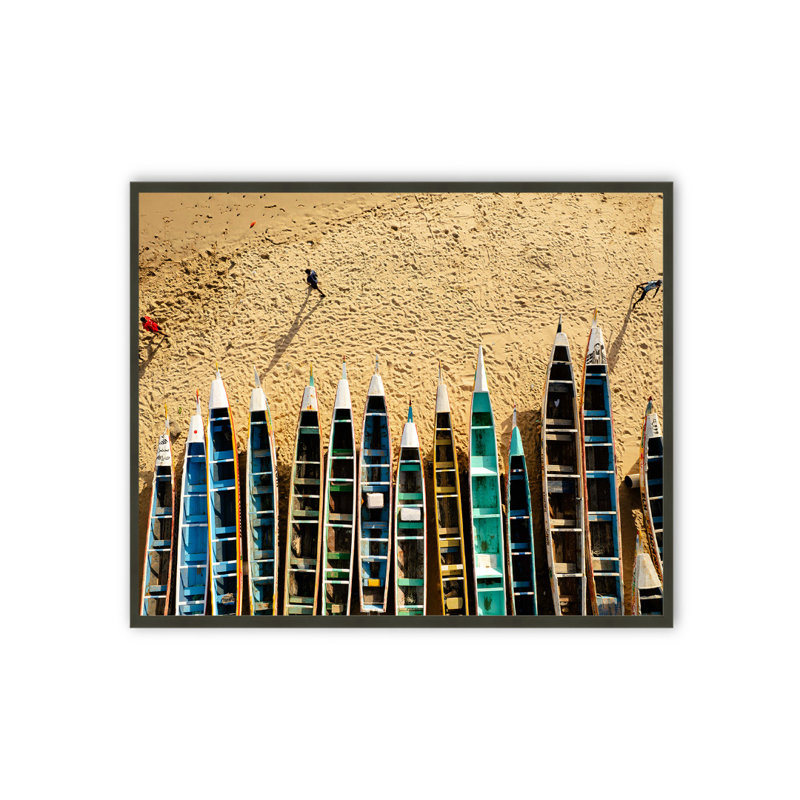 «Cray-Seas Wall Art» par Daniel Okon | Scène vibrante de bateau et de sable | Œuvre côtière en bois massif encadrée