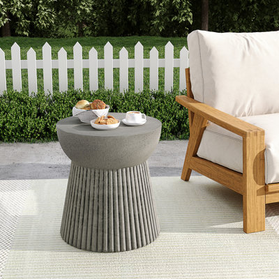 Table d'appoint d'extérieur en béton léger avec conception de sablier, utilisation multifonctionnelle pour le patio ou le jardin