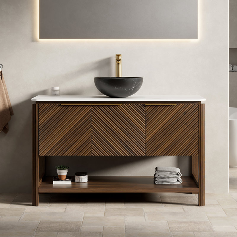Meuble-lavabo de salle de bain INDIGO 48 po, armoire de rangement autoportante en contreplaqué avec 3 portes diagonales et tablette ouverte, lavabo en céramique à motif de pierre noire et plateau en pierre frittée blanc de Carrare, grain de bois noyer foncé