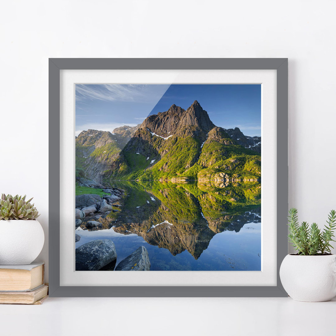 Gerahmtes Poster Berglandschaft mit Wasserspiegelung in Norwegen