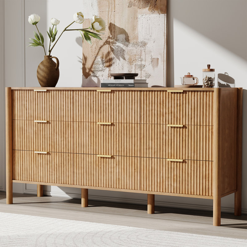 Commode à 9 tiroirs de 160 cm de large, en bois cannelé avec pattes en bois massif, idéale pour la chambre ou le salon. Finition en chêne.