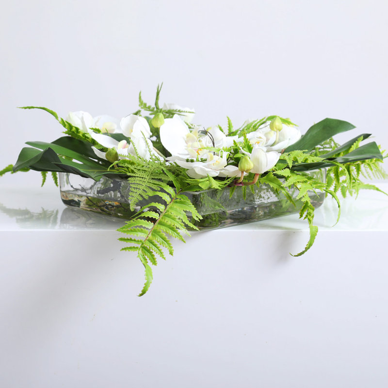 Arrangement floral carré, orchidée blanche, feuille de Monstera, fougère mixte flottant illusion d'eau de jardin