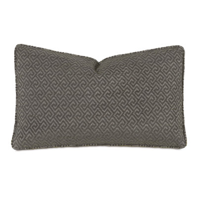 Housse et insert de coussin décoratif en forme de clé grecque par Alexa Hampton