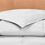 Couette moderne, couette réversible matelassée en duvet synthétique avec languettes aux coins, literie toutes saisons-132143789-132143802