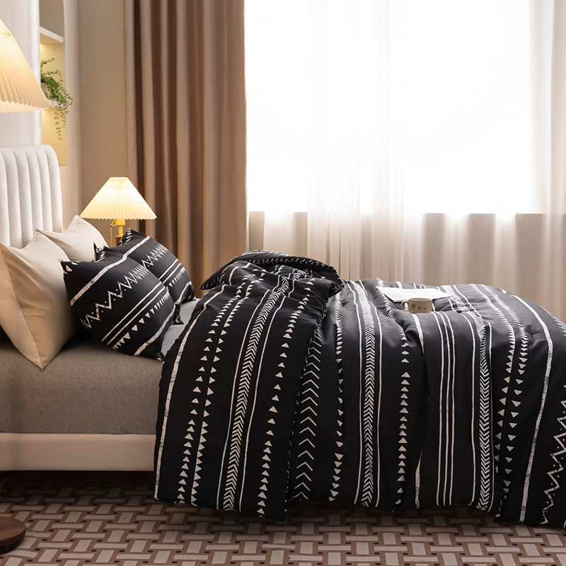 Black and White Geometric Microfiber Queen Comforter Set