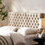 Tête de lit tapissier beige en tissu pour un grand lit élégant, design contemporain dans la chambre à coucher, assemblage inclus-289235436