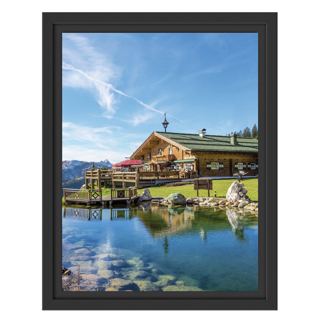 Gerahmtes Wandbild Schönes Holzhaus in den Alpen