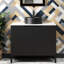 Meuble-lavabo moderne avec lavabo en céramique noire et armoire de rangement