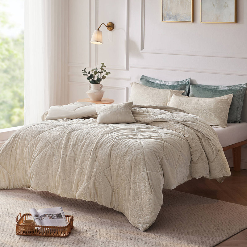 Felicia Champagne Crushed Velvet Quilted 4-Piece King/Cal King Duvet Set with Throw Pillow, Champagne