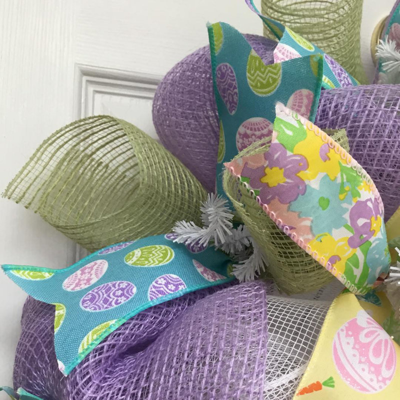 Joyeuses Pâques avec un lapin blanc et des œufs