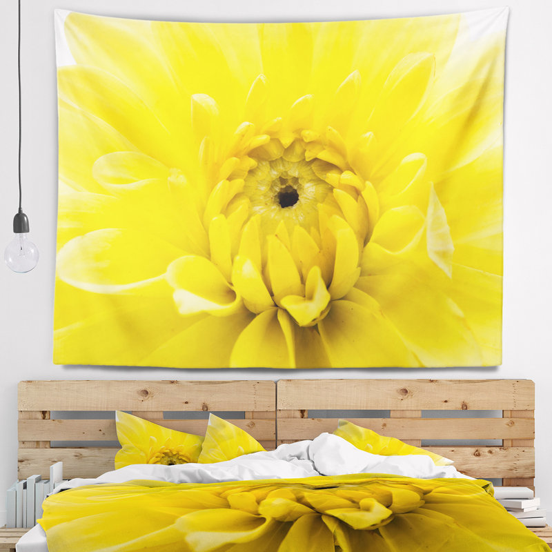 Tapisserie jaune à fleurs d'or, H 68 po x l 80 po