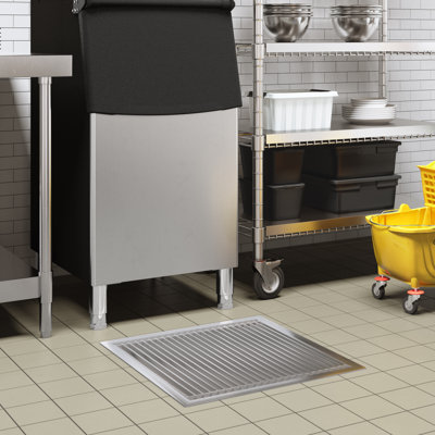 Drain de plancher en acier inoxydable 24 po x 30 po, calibre 14 avec grille de style métro et panier de vidange amovible, homologué NSF (km-ftg-2430)