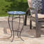 Table d'appoint d'extérieur ronde avec plateau de style mosaïque et pieds en fer courbés, table de bout