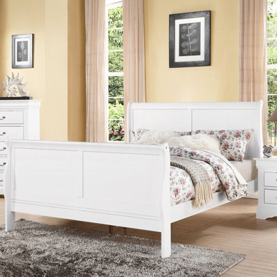 Grand lit blanc avec tête de lit courbée élégante pour une chambre à coucher sophistiquée