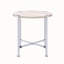 Table de bout ronde avec support en forme de X et plateau en bois pour un décor de salon moderne