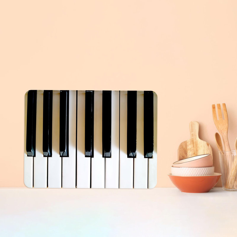 Planche à découper en verre noire et blanche à motif de touches de piano, parfaite pour les mélomanes qui souhaitent ajouter une touche unique à leur décor de cuisine