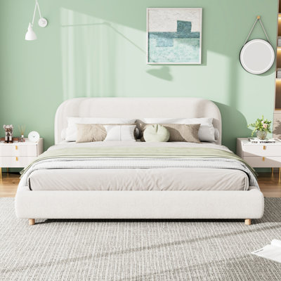 Très grand lit tapissier avec boucle blanche, tête de lit courbée, structure en métal avec lattes en bois, revêtement en mousse confortable, pieds en bois massif pour un confort durable, configuration rapide pour votre chambre à coucher