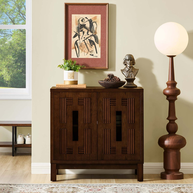 Armoire Mid-Century moderne avec rangement sculpté et ajouré, Noyer