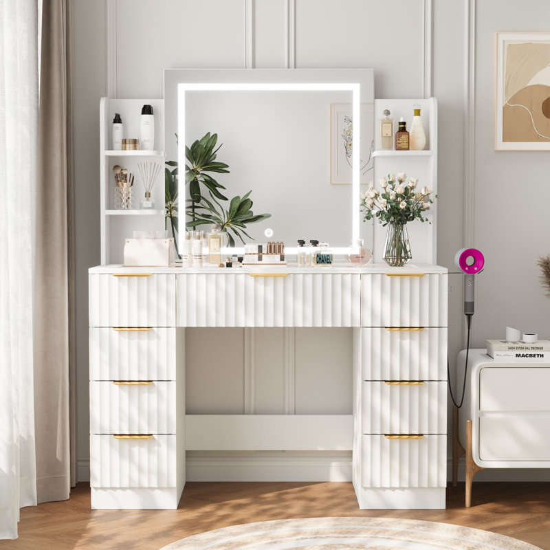 Coiffeuse avec 9 tiroirs et 6 tablettes ouvertes, avec miroir DEL et prises de courant