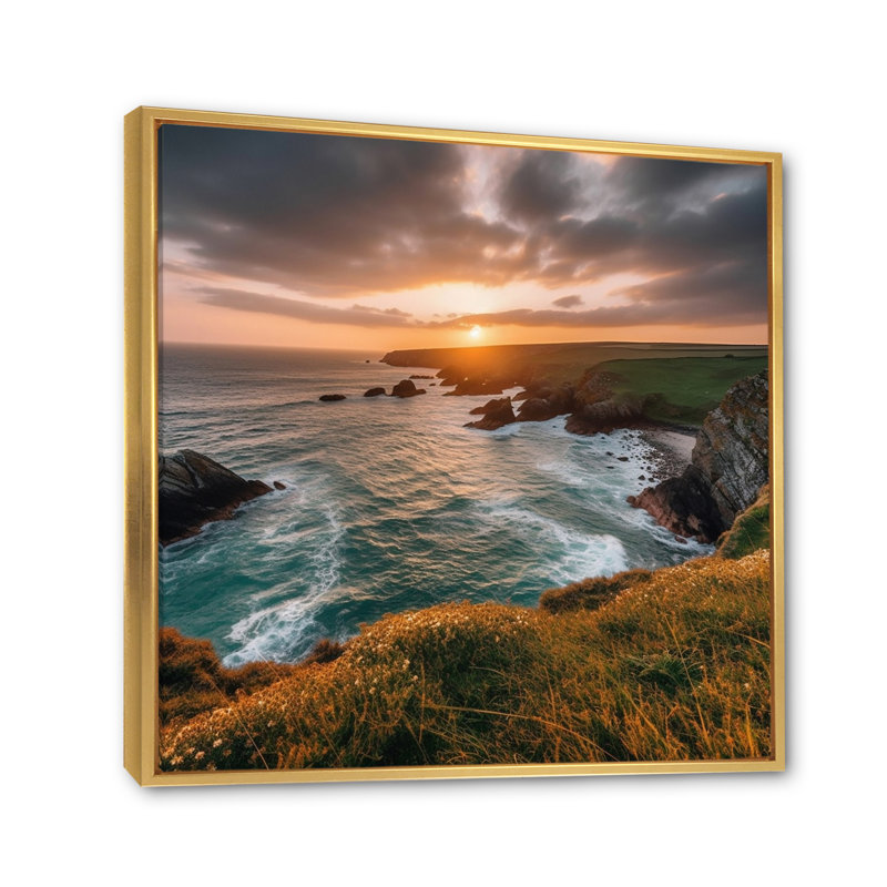 Coucher de soleil sur la falaise I - art mural toile côtière, H 30 po x l 30 po x P 1 po, Cadre flottant doré